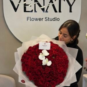 100 rojas con dos botones de orquídea y papel doble