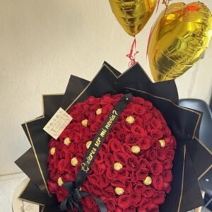 Ramo de 100 rosas con chocolates y listón personalizado